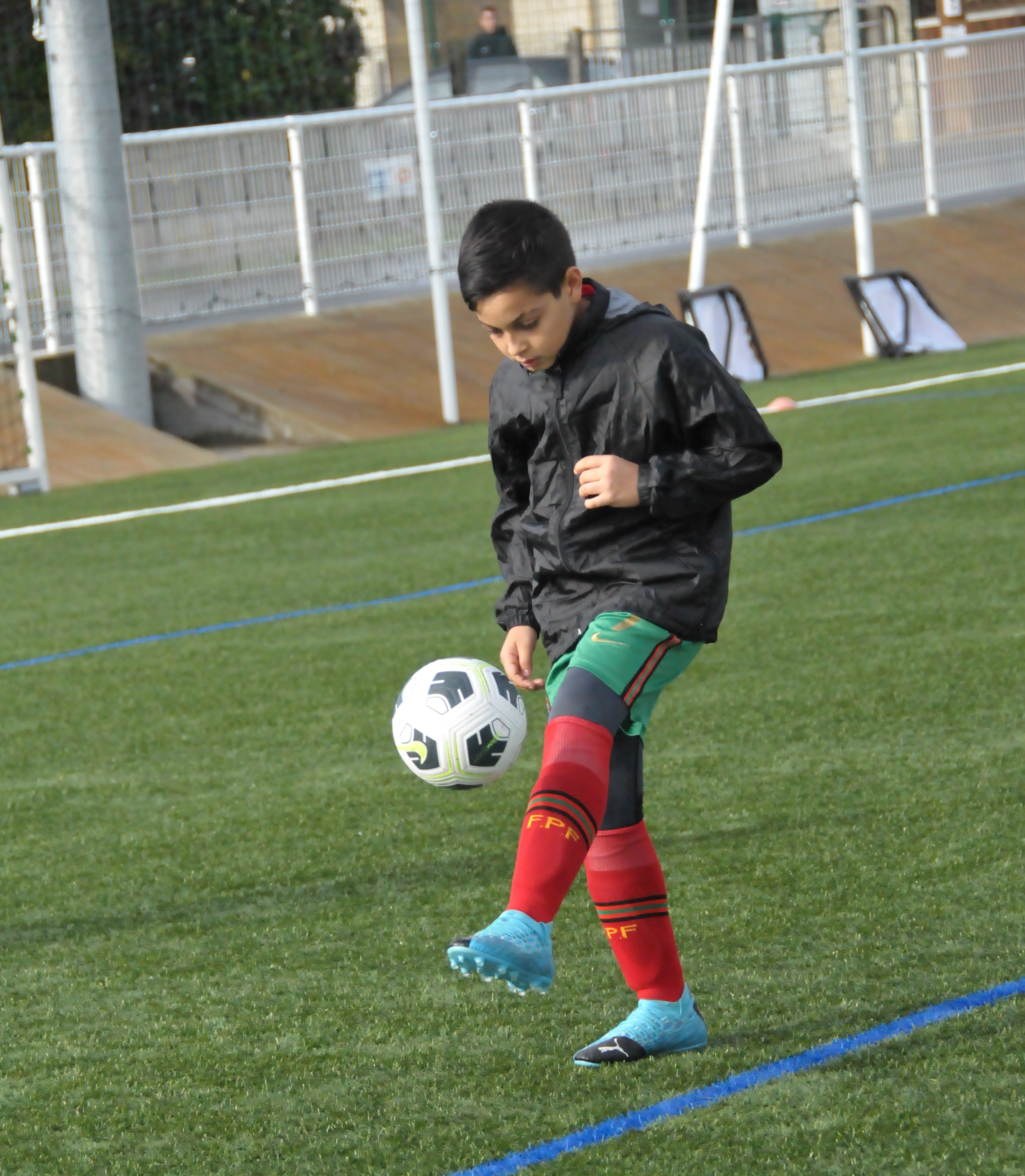 Hamza concentré au jonglage