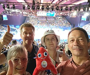De gauche à droite, Anne-Lise, Stéphane, Nina et Christophe, avec la Phryge, mascotte officielle des Jeux de Paris